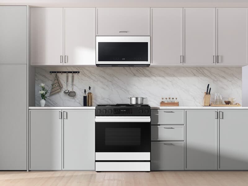 Bespoke Smart Slide-In Gas Range 6.0 cu. ft. in White Glass with Air Fry & Safety Knobs view 6