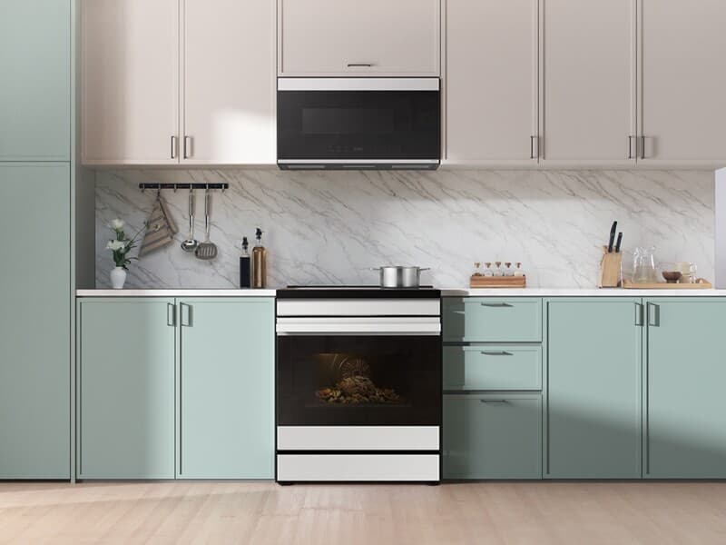 Bespoke 6.3 cu. ft. Smart Slide-In Induction Range with Ambient Edge Lighting™ & Air Sous Vide in White Glass view 8