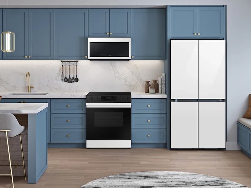 Bespoke Counter Depth 4-Door Flex™ Refrigerator (23 cu. ft.) with Beverage Center™ in White Glass view 8