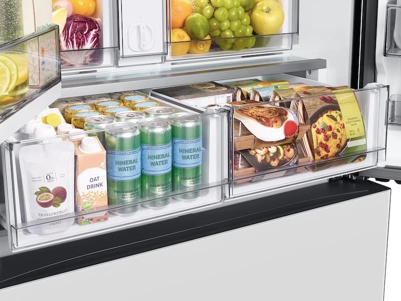 Bespoke 3-Door French Door Refrigerator (24 cu. ft.) with Beverage Center™ in White Glass view 9