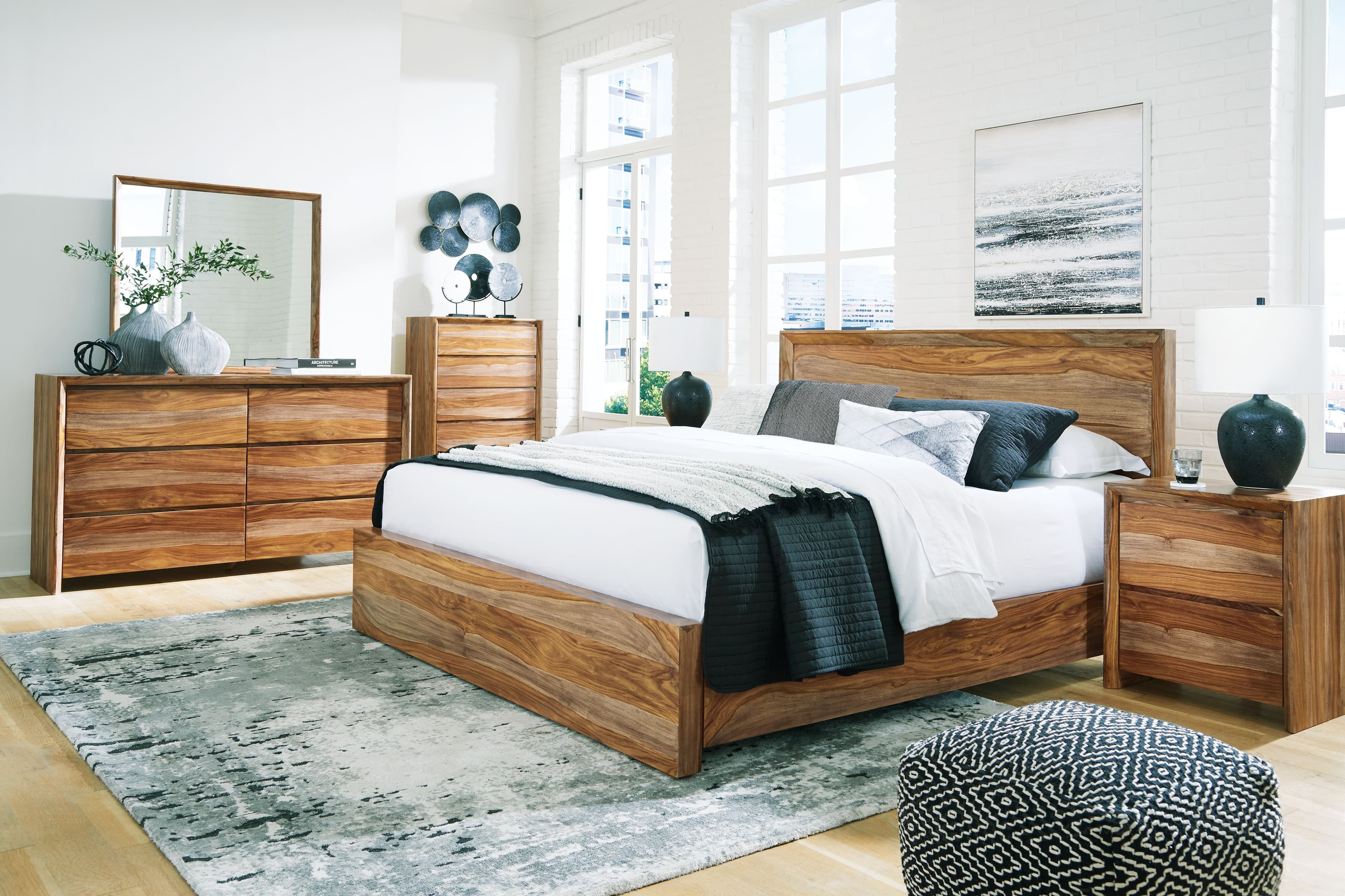 Dressonni - 5 Pc. - Dresser, Mirror, Chest, Queen Panel Bed - Brown